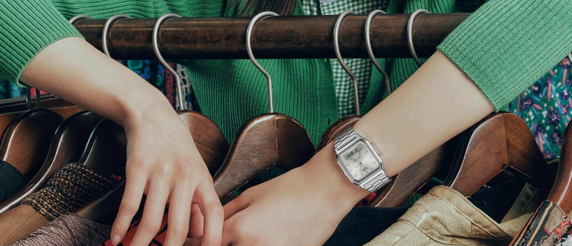 Il s'agit d'une photo d'une personne qui choisit des vêtements en portant la G-SHOCK AQ-230A-7AMQY, exprimant ainsi son style personnel.