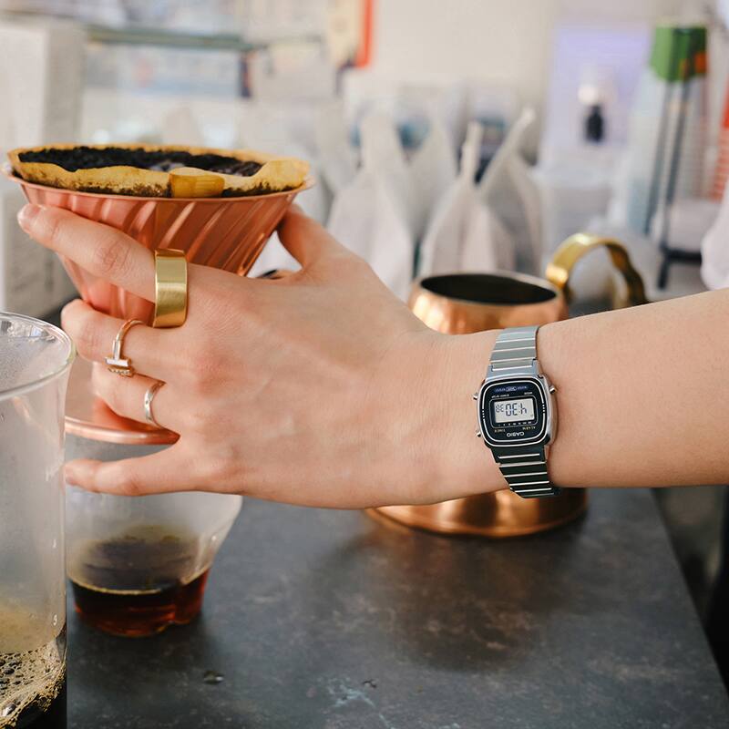Photo de la main d'une femme portant une montre LA670 en argent.