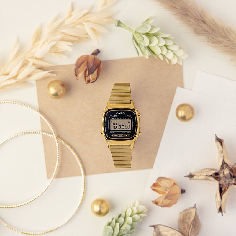 Photo de la main d'une femme portant une montre LA670 en argent.