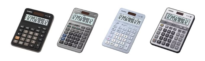 Vier praktische Taschenrechner von Casio in unterschiedlichen Farben. Das Bild verlinkt zur Übersichtsseite: praktiche Taschenrechner