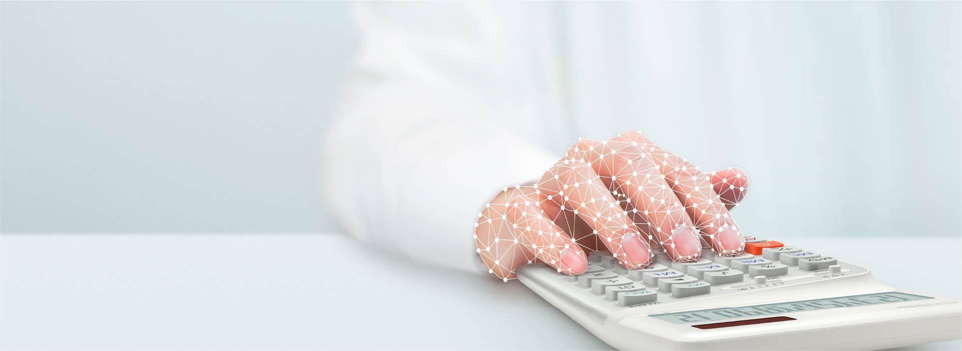 Der graue ergonomische Rechner von CASIO auf einem Tisch, darauf eine Hand, die die ergonomische Position mittels Linien zeigt.