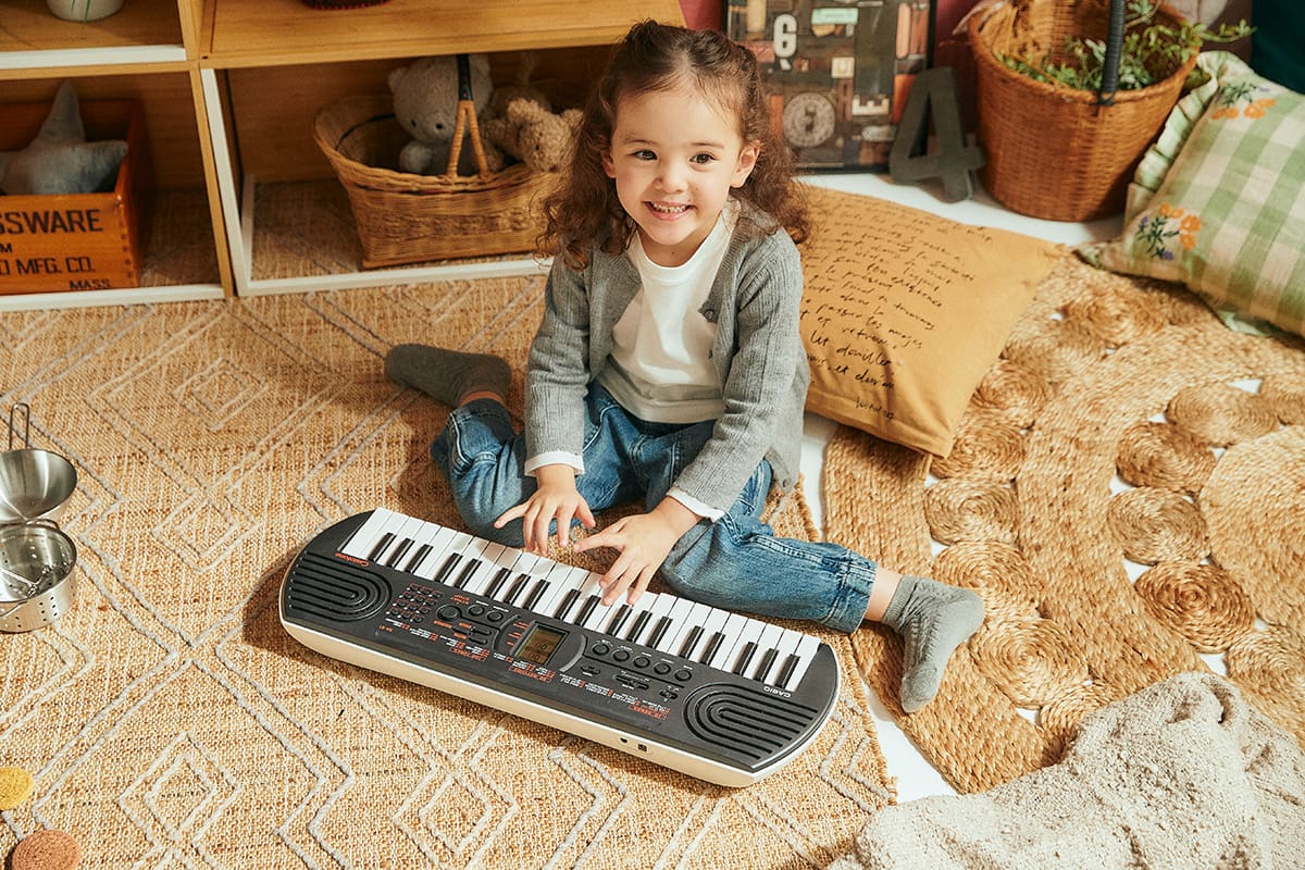 Ein kleines Mädchen spielt am SA-81 in schwarz