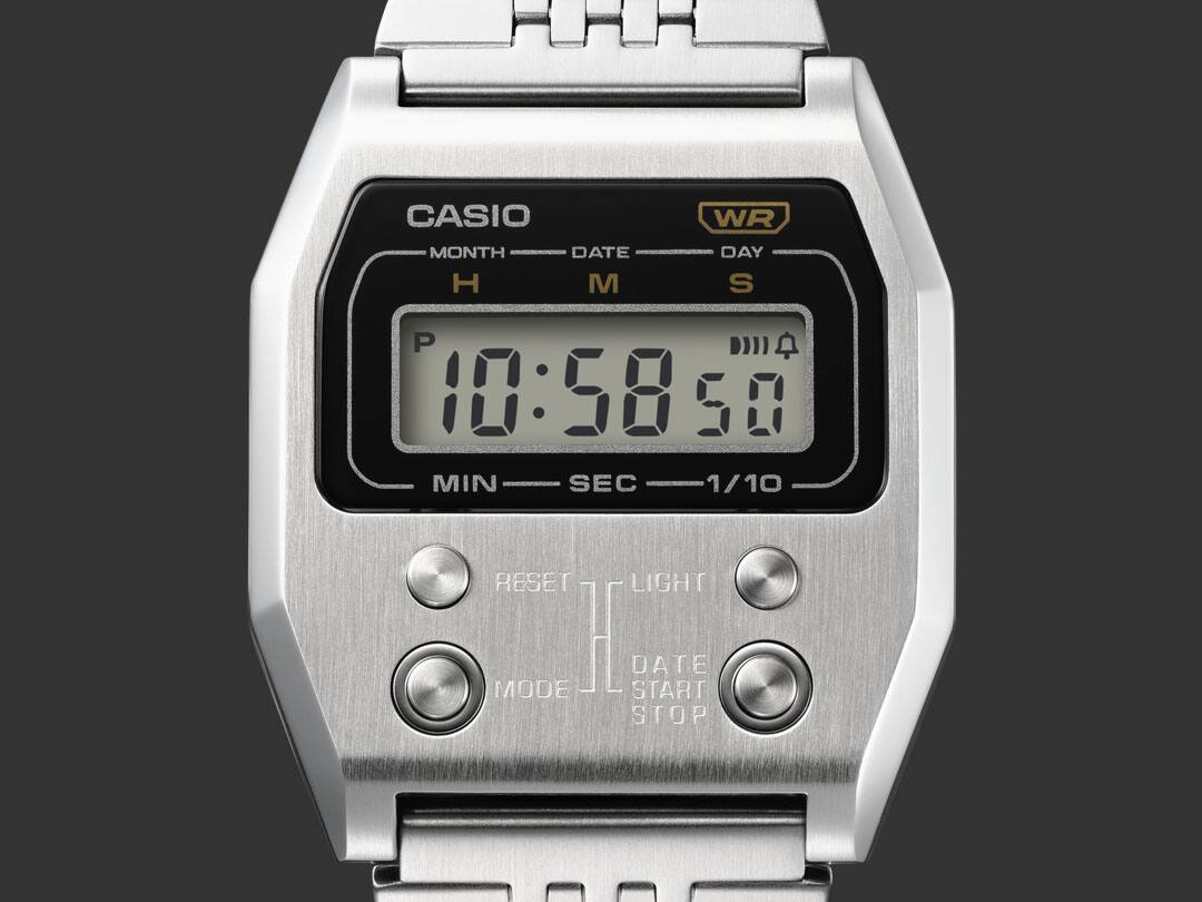 Nahaufnahme des Displays und der Bedienknöpfe auf der Front der silbernen Casio Vintage A1100D-1 Digitaluhr