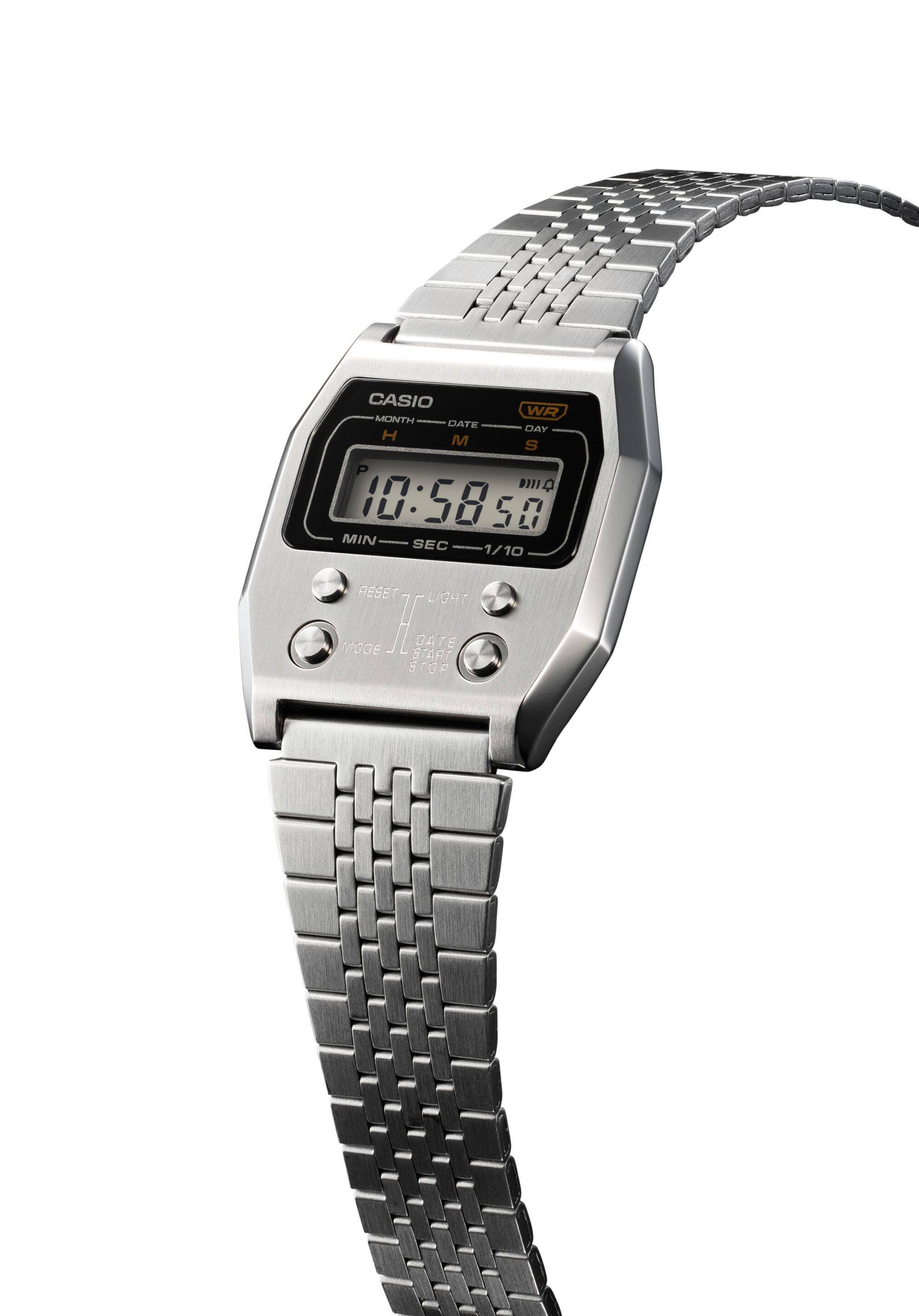 Seitliche Ansicht der A1100D-1 Armbanduhr mit Edelstahlarmband