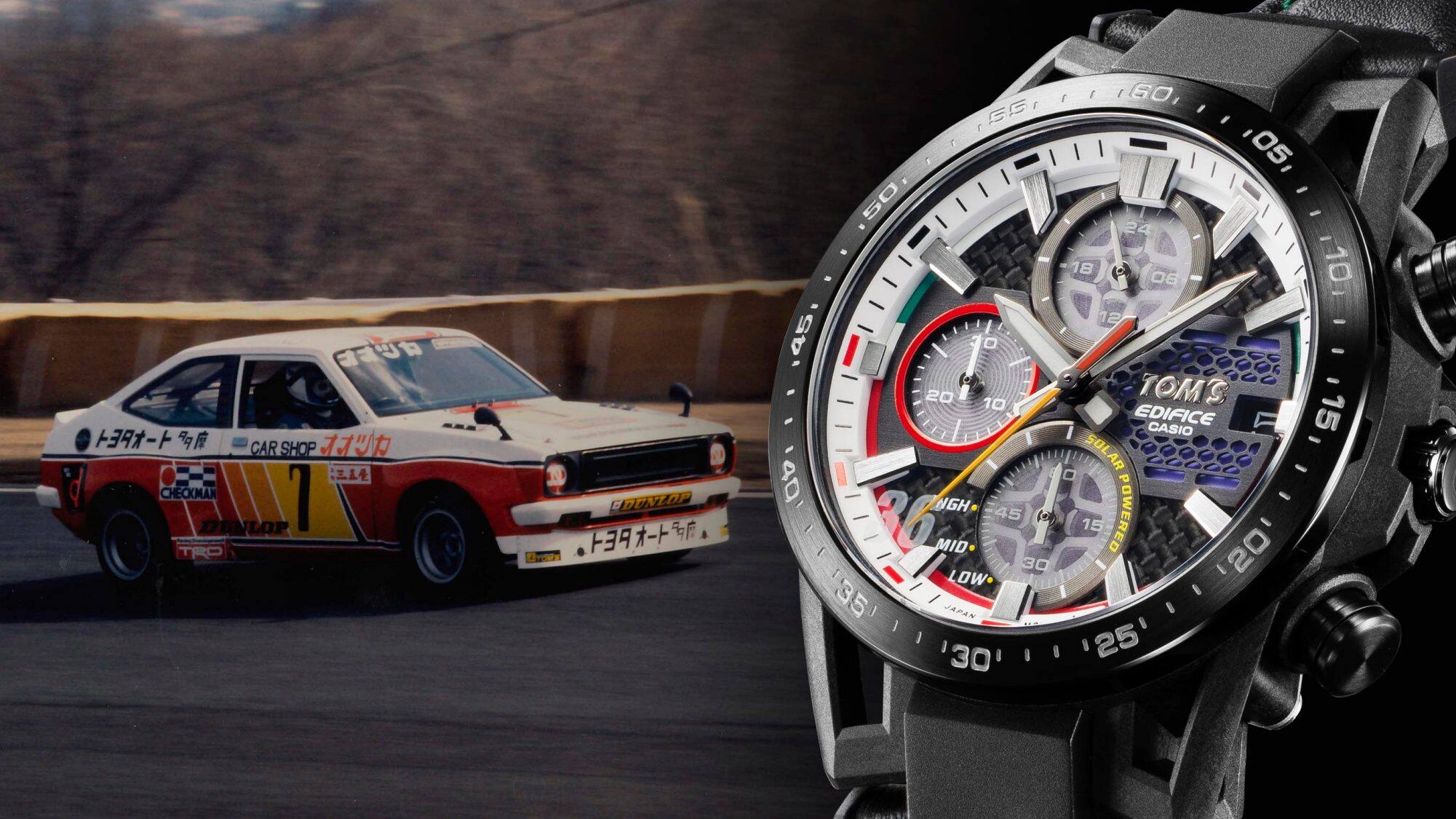 Links: ein alter Toms Rennwagen auf einer Rennstrecke, rechts: der Edifice Jubiläums-Chronograph