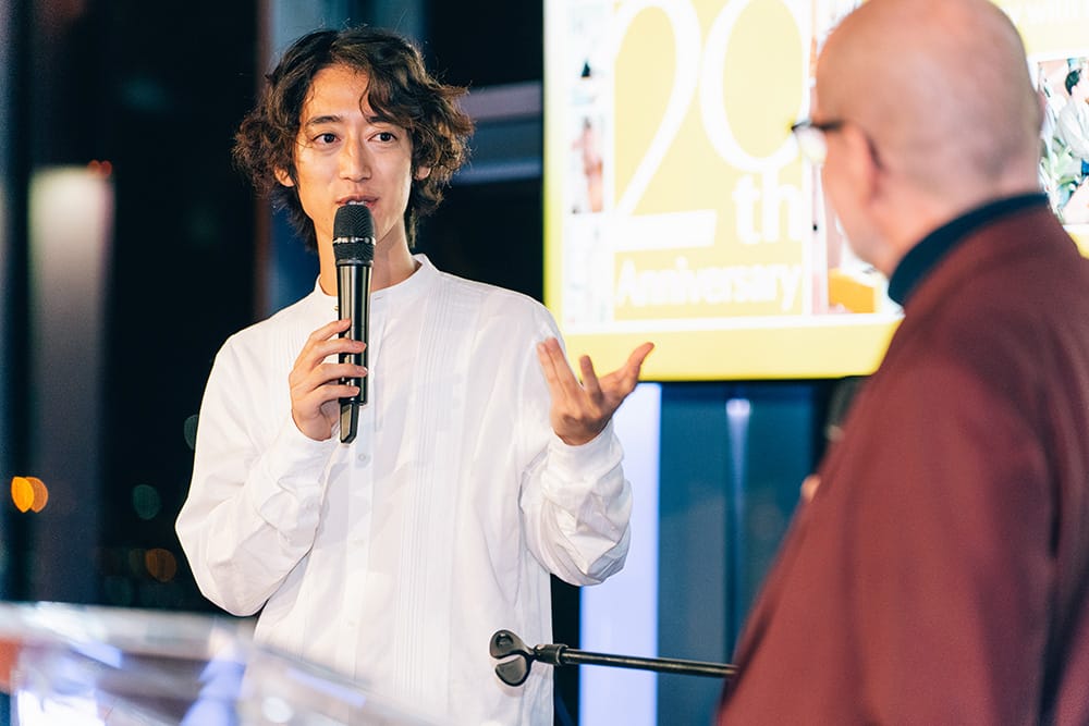 Hayato Sumino auf der Bühne spricht in ein Mikrofon