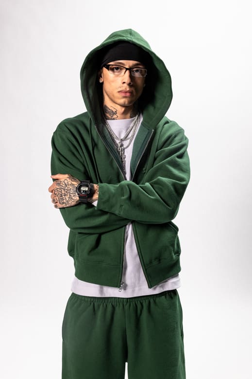 Central Cee posiert mit der schwarzen G-SHOCK DW-6900TR-1.