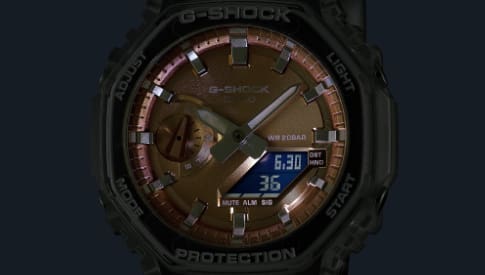 Das roségoldene Zifferblatt der neuen GA-2100BM-7A5 ist im Dunkeln beleuchtet dank LED.