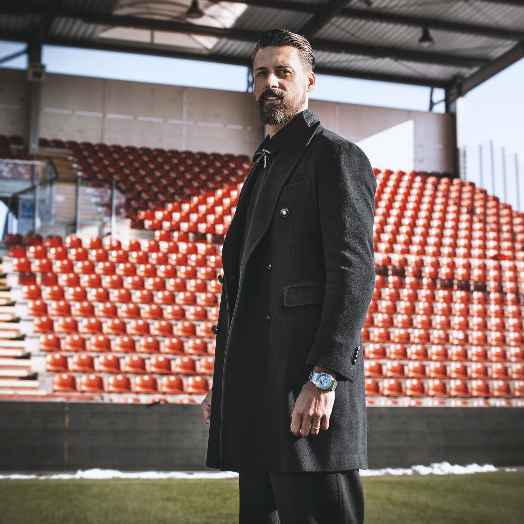 Sandro Wagner steht auf dem Spielfeld und schaut in die Kamera, am Handgelenk die G-SHOCK GM-2110