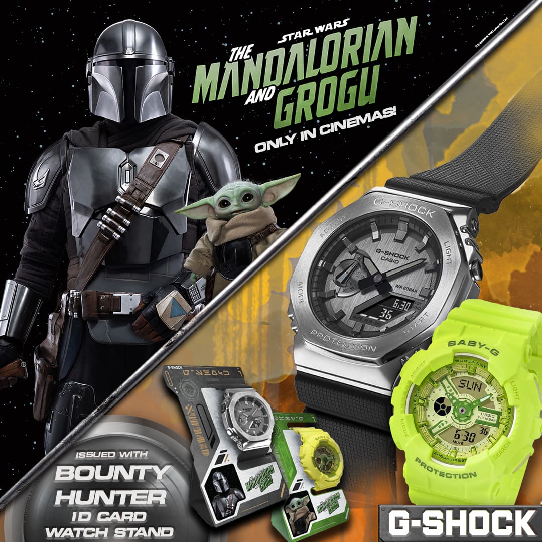 Die Star Wars Charaktere Mandalorian und Grogu neben den beiden Armbanduhren G-SHOCK GM-2100 in schwarz und der hellgrünen BABY-G BA-110YK und den Uhrenständern.