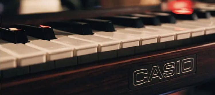 Blick auf die Tasten eines Casio-Digitalpianos. Das Bild verlinkt zur Seite: Casiotone history