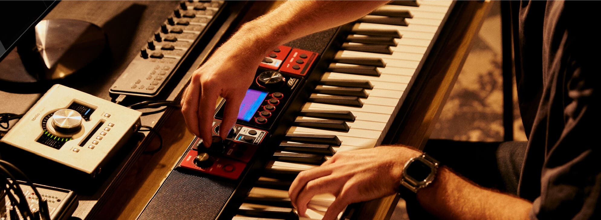 Ein Mann sitzt am Casiotone Keyboard und dreht an der Lautstärke