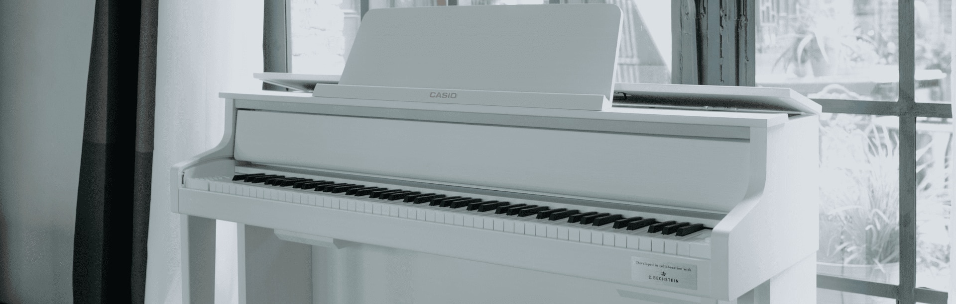 Das weiße GP-310 Grand Hybrid Klavier aus der Celviano Grand Hybrid Serie.