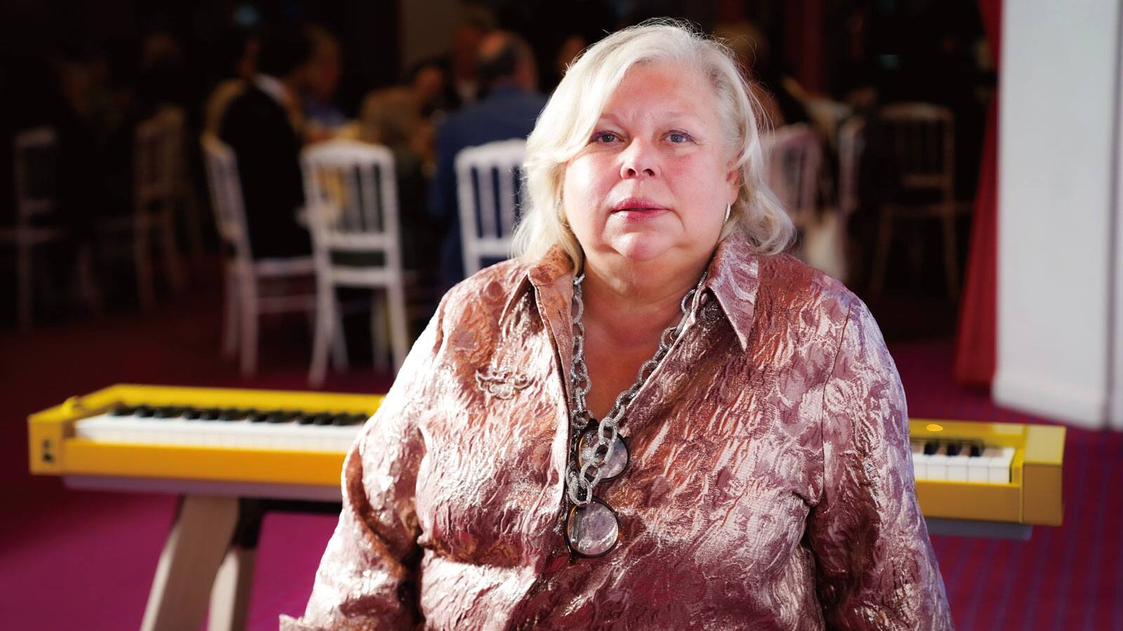 Suzel Pietri vor ihem gelben Privia PX-S7000HM