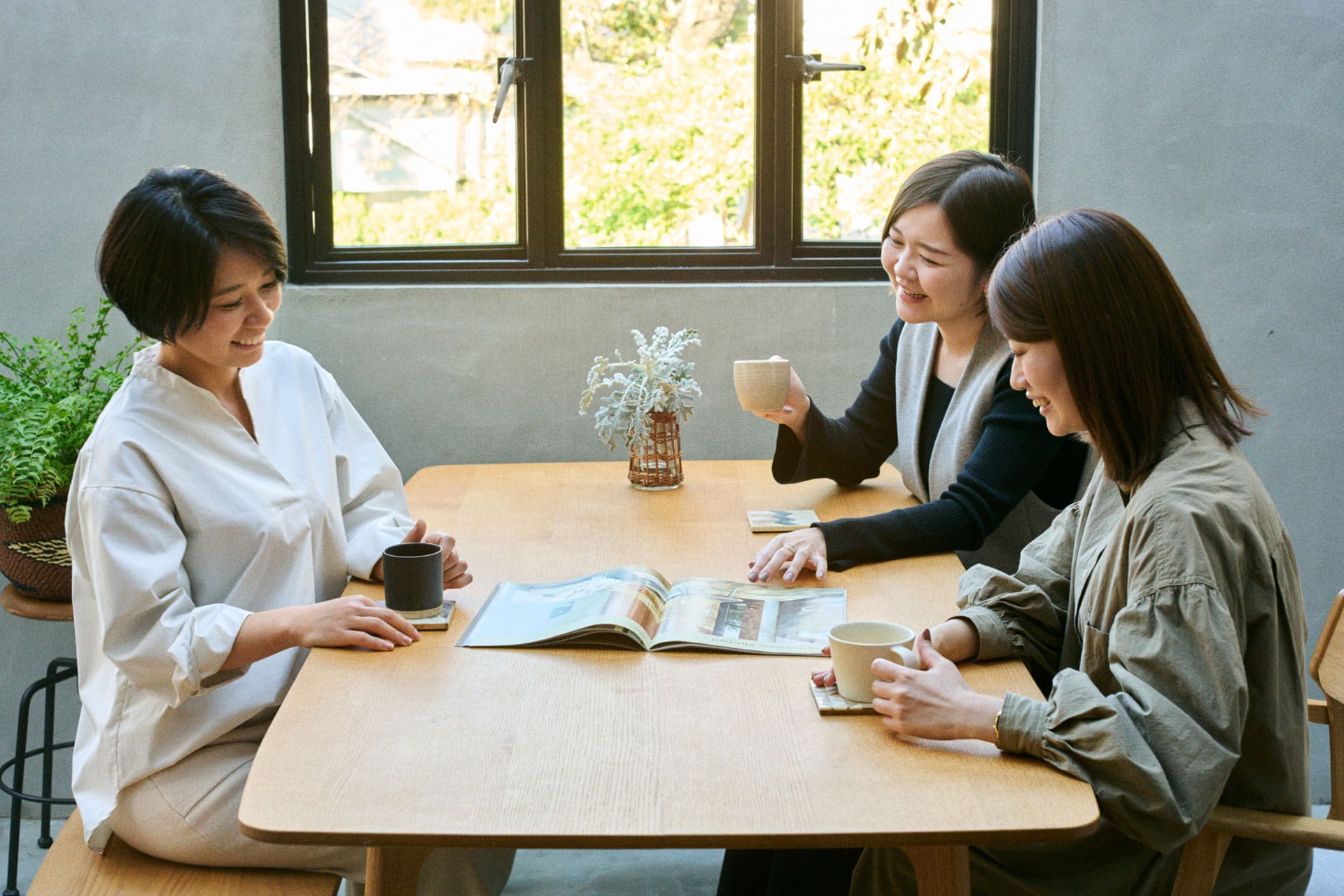 Marie Hashimoto, Asami Ogasawara und Mariko Kyo sitzen an einem Tisch und unterhalten sich.