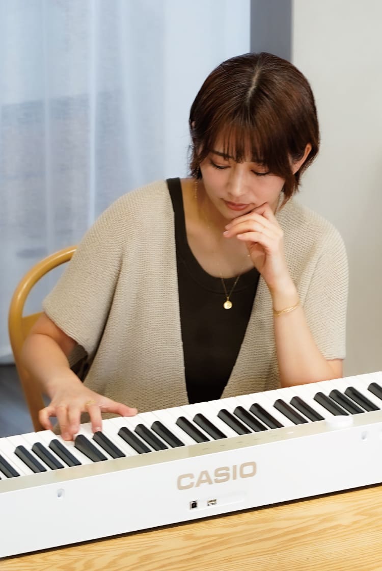 Yu Noguchi spielt auf ihrem weißen Privia. Das Bild verlinkt zu ihrer Leben mit Privia-Seite.