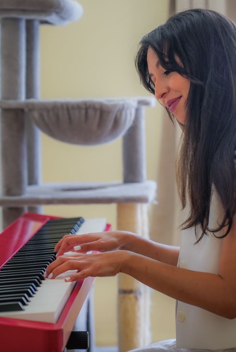 Adra Bennouna spielt auf ihrem roten Privia PX-S1100RD. Das Bild verlinkt zum Interview auf ihrer Leben mit Privia-Seite.