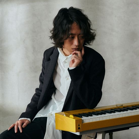 Hayato Sumino sitzt denkend an seinem PX-S7000