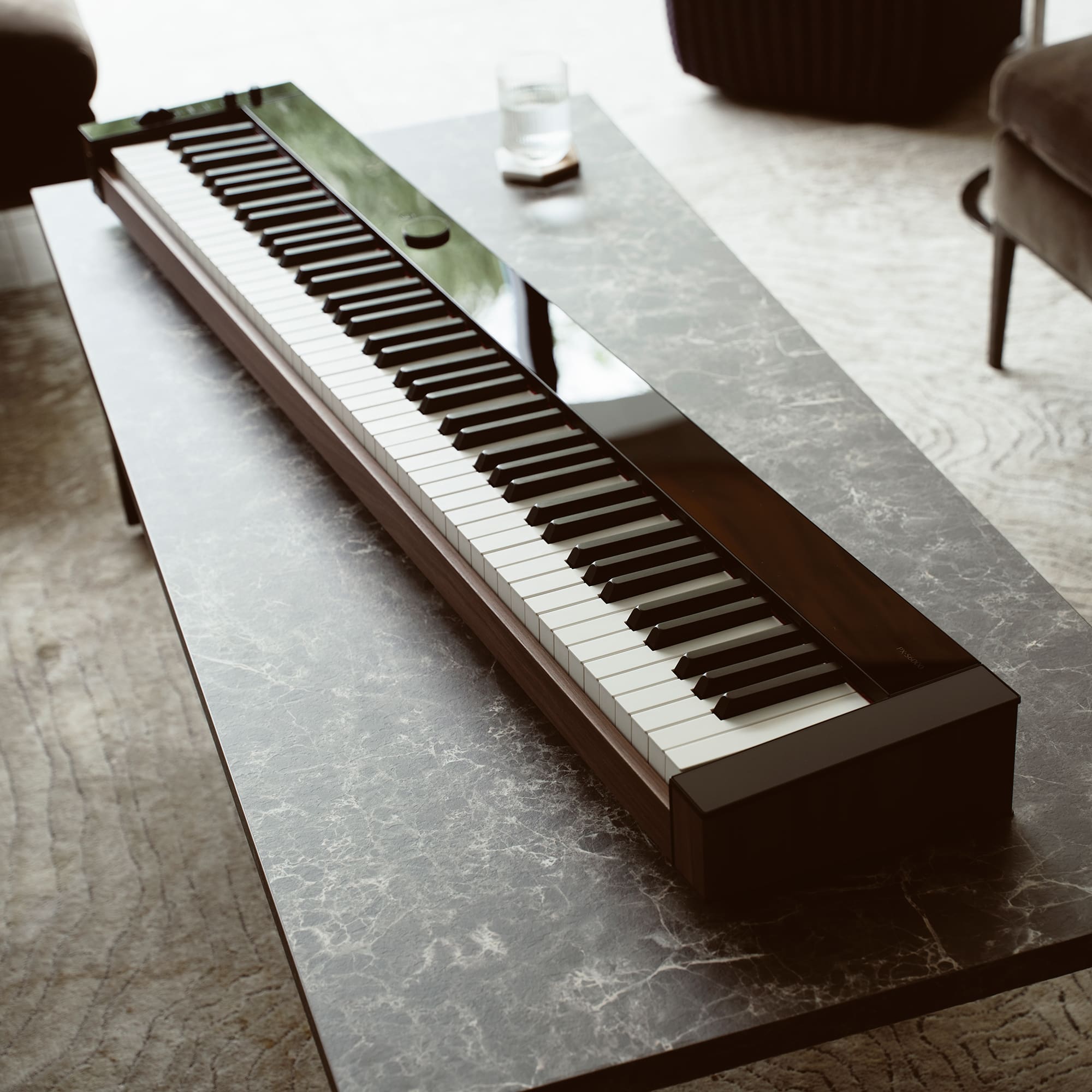 Das schwarze PX-S6000 Keyboard auf einer grauen Tischplatte.