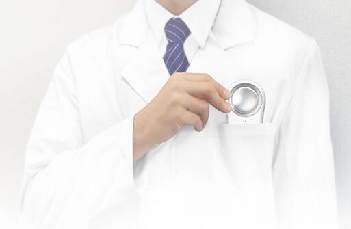 Mann in weißem Kittel zeigt den DZ-S50 in seiner Brusttasche 