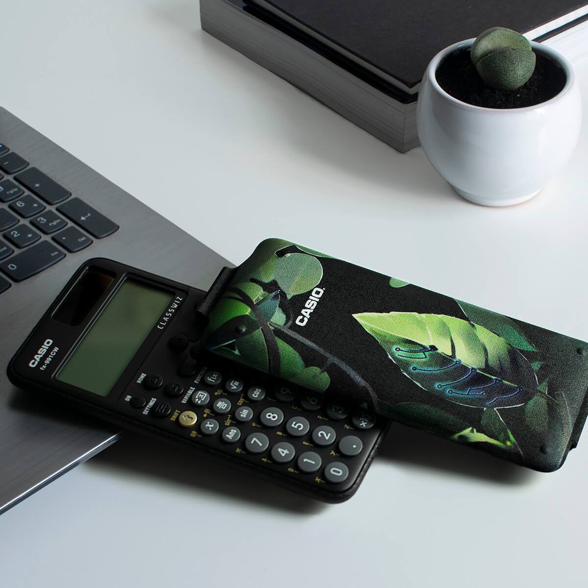 Taschenrechner Case "Digitalisierung", darauf sind grüne Blätter mit elektrischen Linien