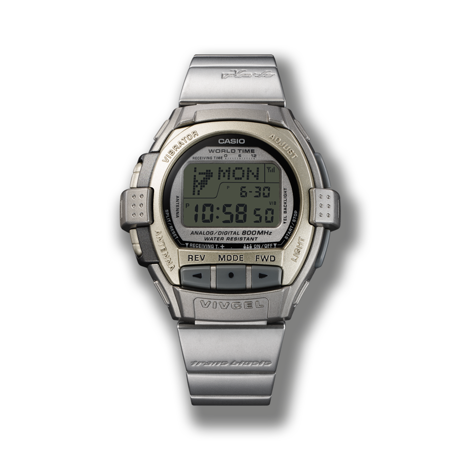 Die silberfarbene VCL-100 Armbanduhr mit abgerundetem, digitalem Display, drei Frontbuttons und seitlichen Befestigungen.