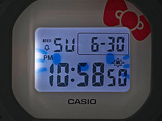 LED-Hintergrundbeleuchtung im Display der BABY-G  x Hello Kitty Uhr, das Gesicht von Hello Kitty in schemenhaft zu erkennen.