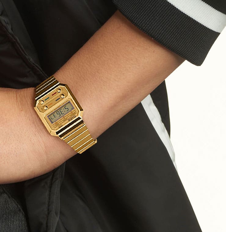 Eine goldene CASIO VINTAGE Uhr aus der Edgy Collection mit vier Frontknöpfen am Handgelenk einer Frau
