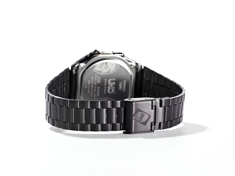 Rückseite der A168WEUC Armbanduhr mit dem Verschluss, auf dem eine kleine UNO-Karte eingraviert ist.