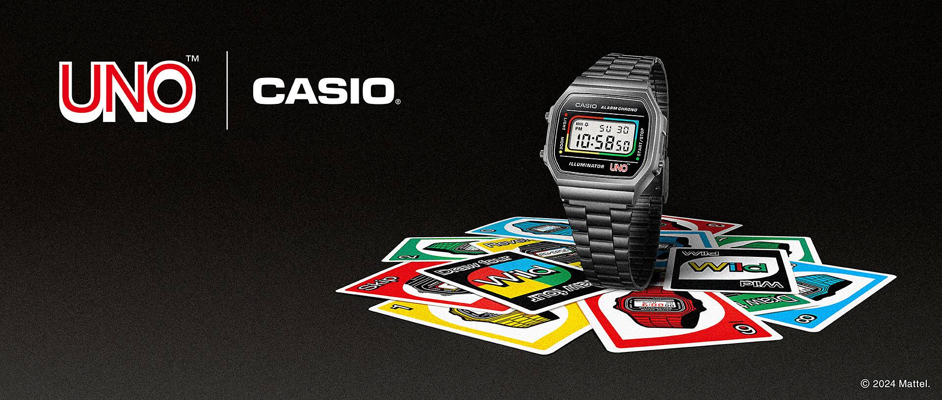 Die Collaborationsuhr A168WEUC-7A liegt auf einem UNO-Kartenspiel. Auf dem Kartenspiel sind CASIO Uhren statt der üblichen Zahlen abgebildet.
