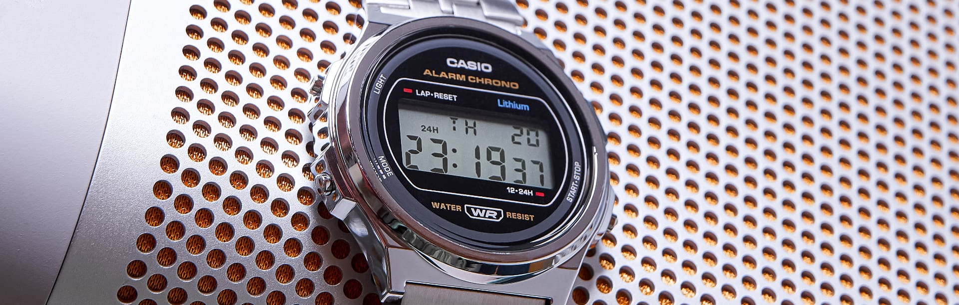 Die runde Casiotron-Uhr in Silber mit Digitalanzeige.