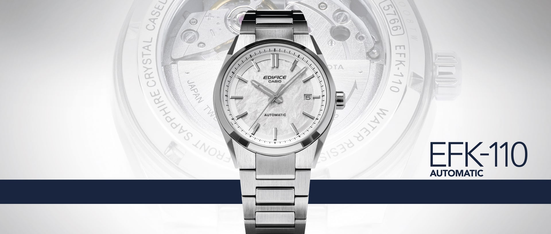 Die silberne Automatikuhr EFK-110 von EDIFICE mit strukturiertem Zifferblattdesign und silbernen Zeigern vor einem hellgrauen Hintergrund mit Uhrwerk-Grafik.