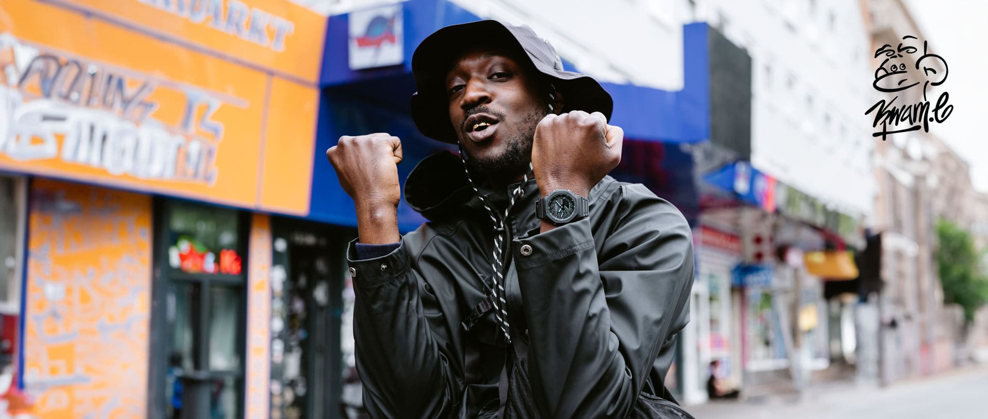 Der Rapper Kwam.E trägt eine seiner Favoriten von G-SHOCK um sein Handgelenk: GA-B2100 in schwarz mit blauen Akzenten