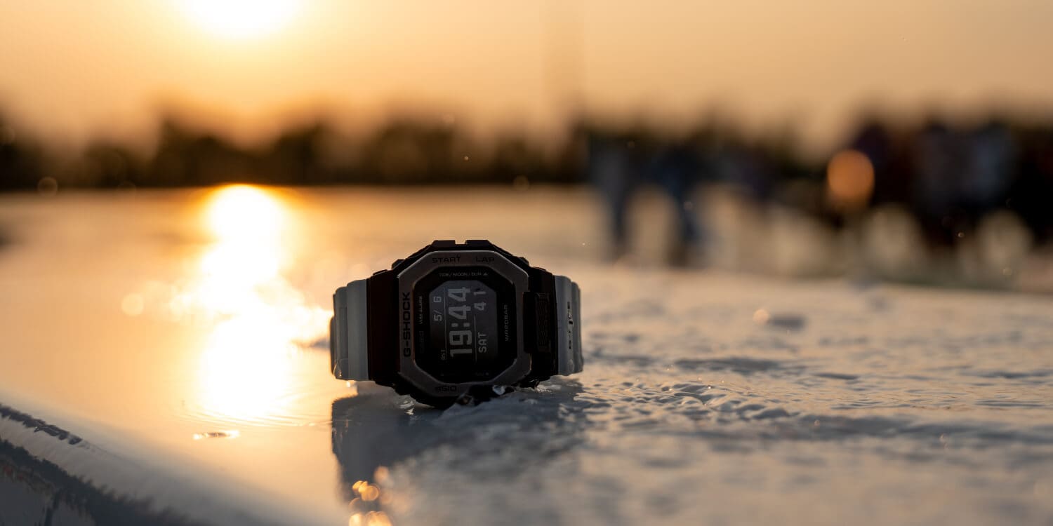 Eine G-Shock G-Lide liegt im Schnee 