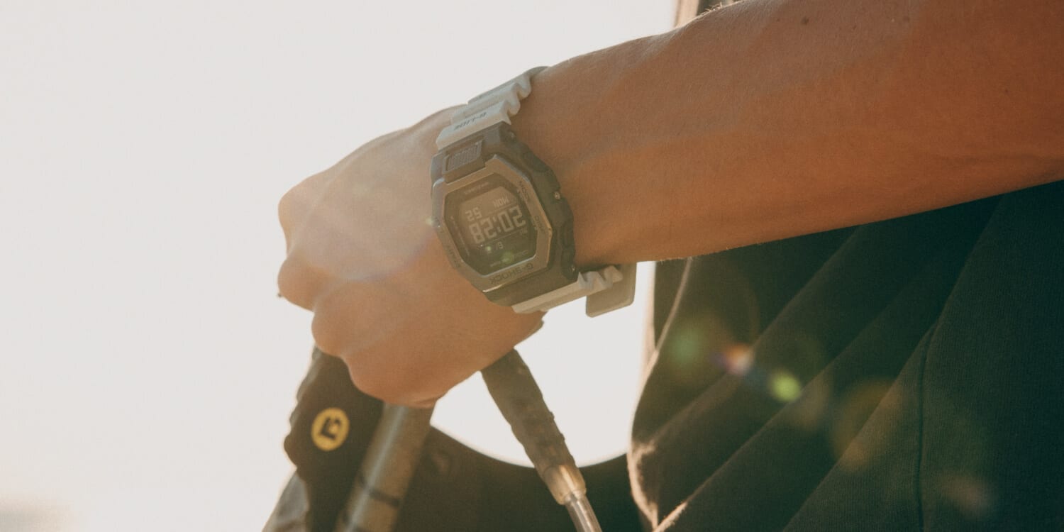 Eine G-Shock G-Lide Armbanduhr an einem Handgelenk 