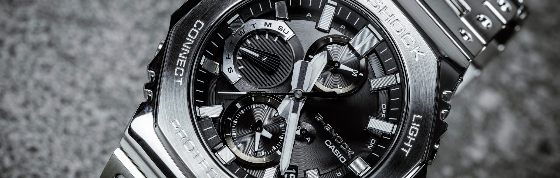 Die CASIO GMC-B2100 in schwarz-weißer Nahaufnahme aus der G-SHOCK Full Metal Serie