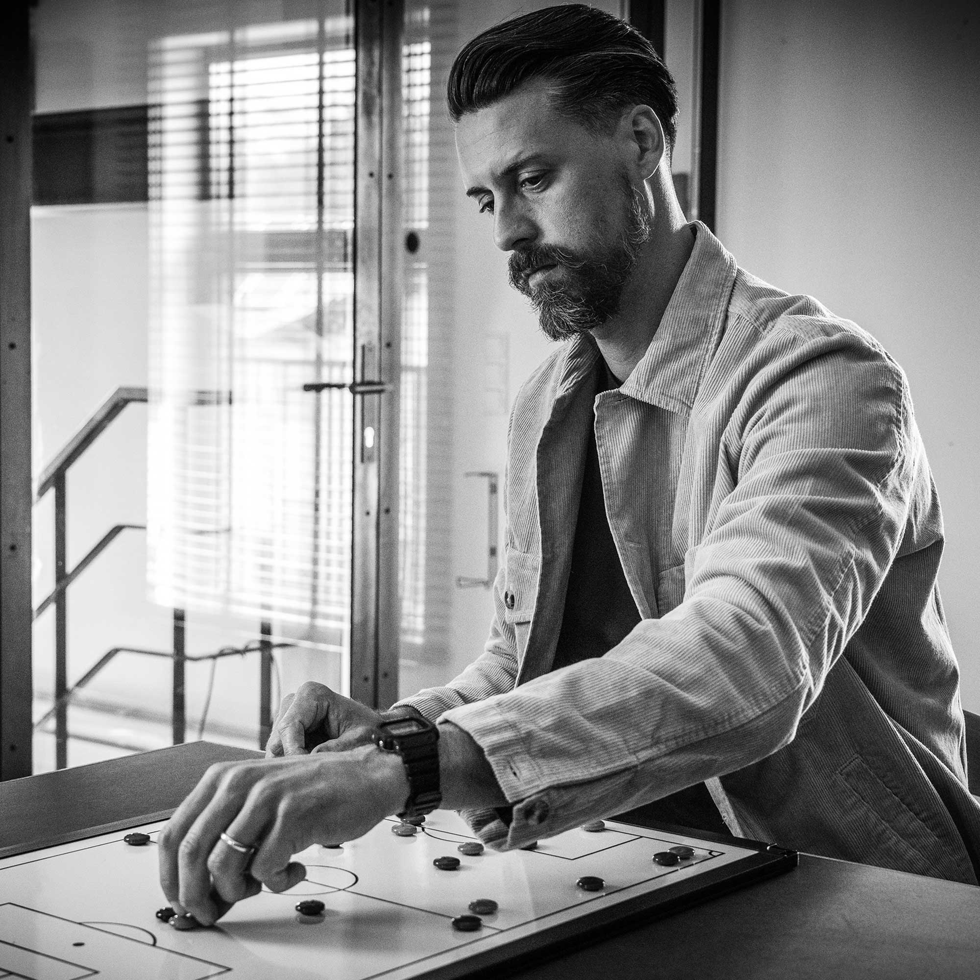 Sandro Wagner ist dabei eine Spielaufstellung auf einer Magnettafel zu planen. 