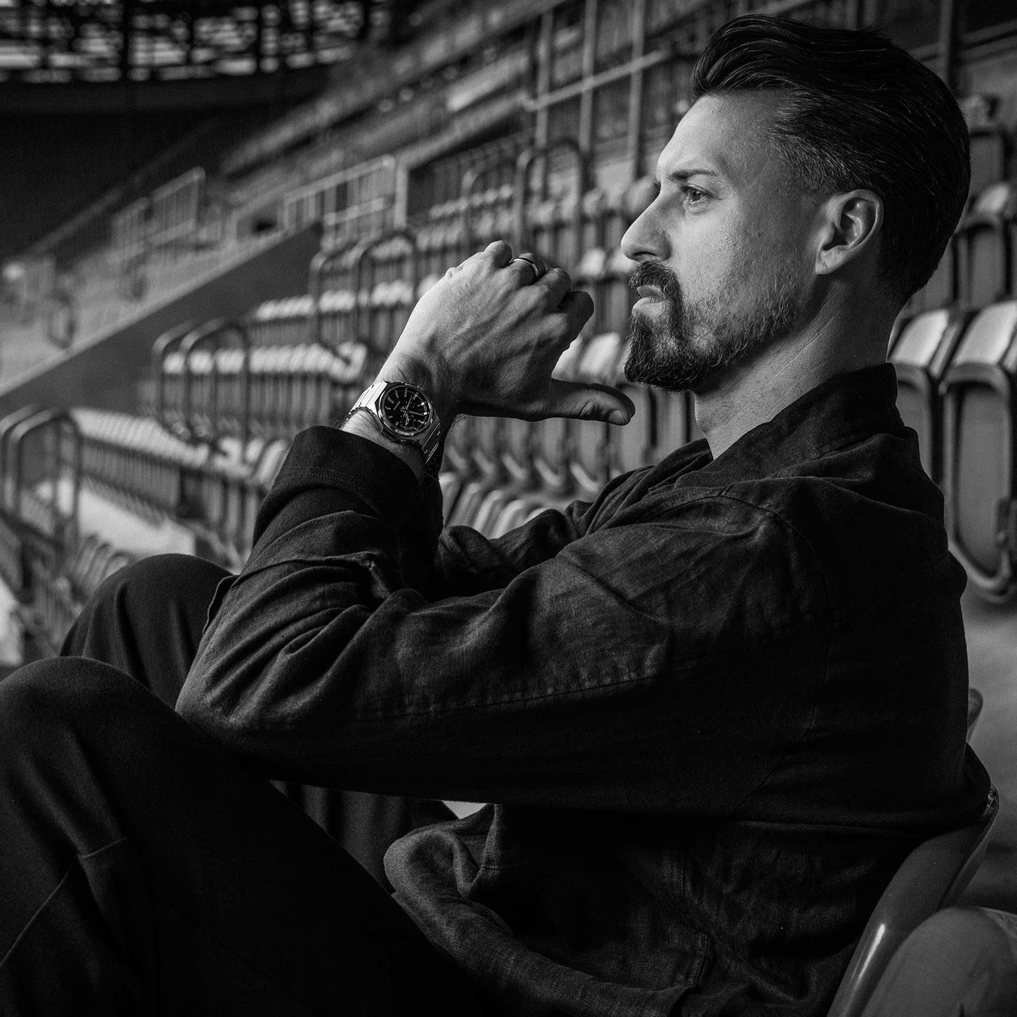 Schwarz-weiß Aufnahme von Sandro Wagner, der einen Basketball in der Hand hält und die GST-B1000D-1A trägt.