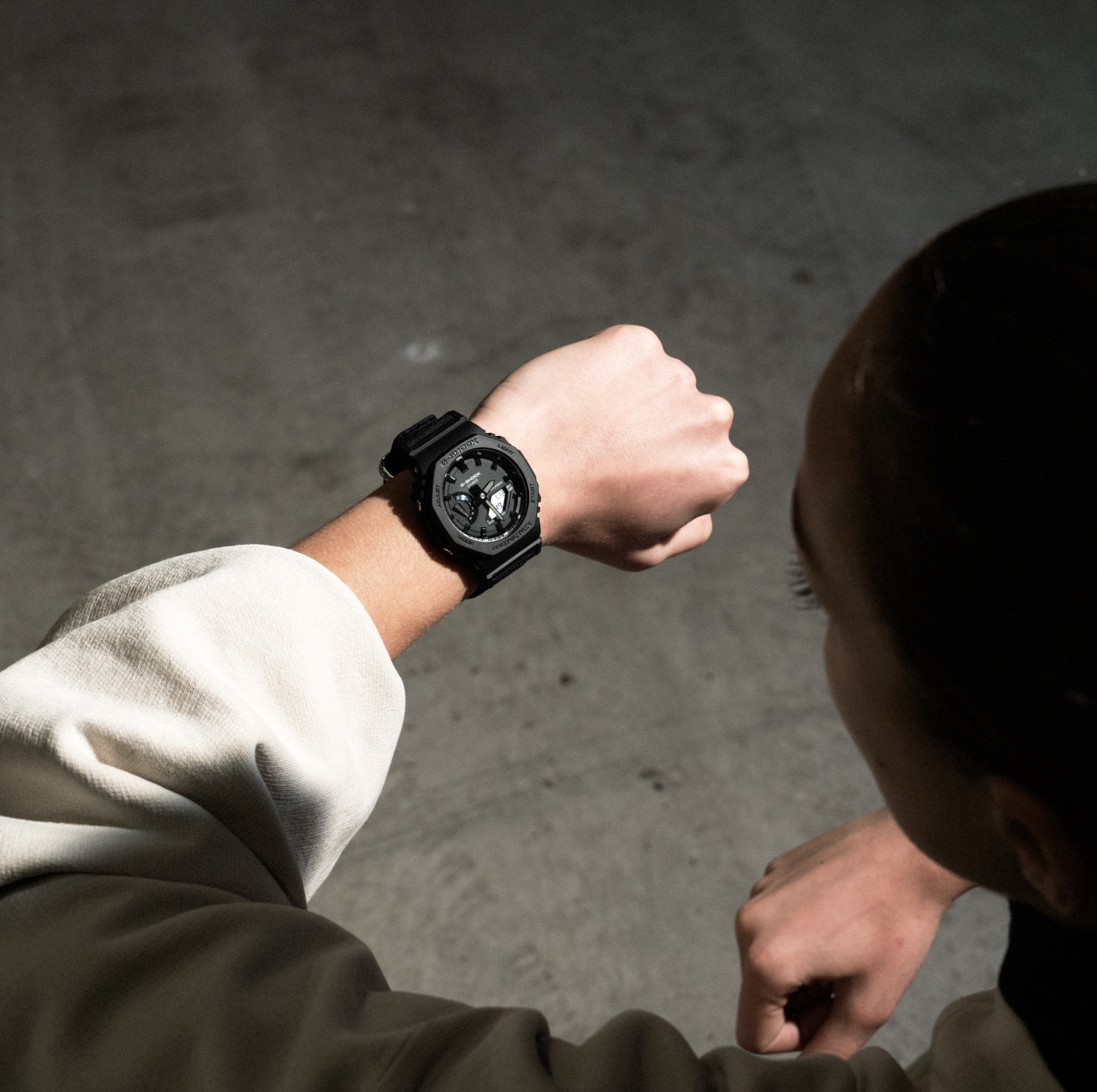 Die GA-2100BCE-1AER der G-SHOCK Utility Black Series in schwarz am Handgelenk.