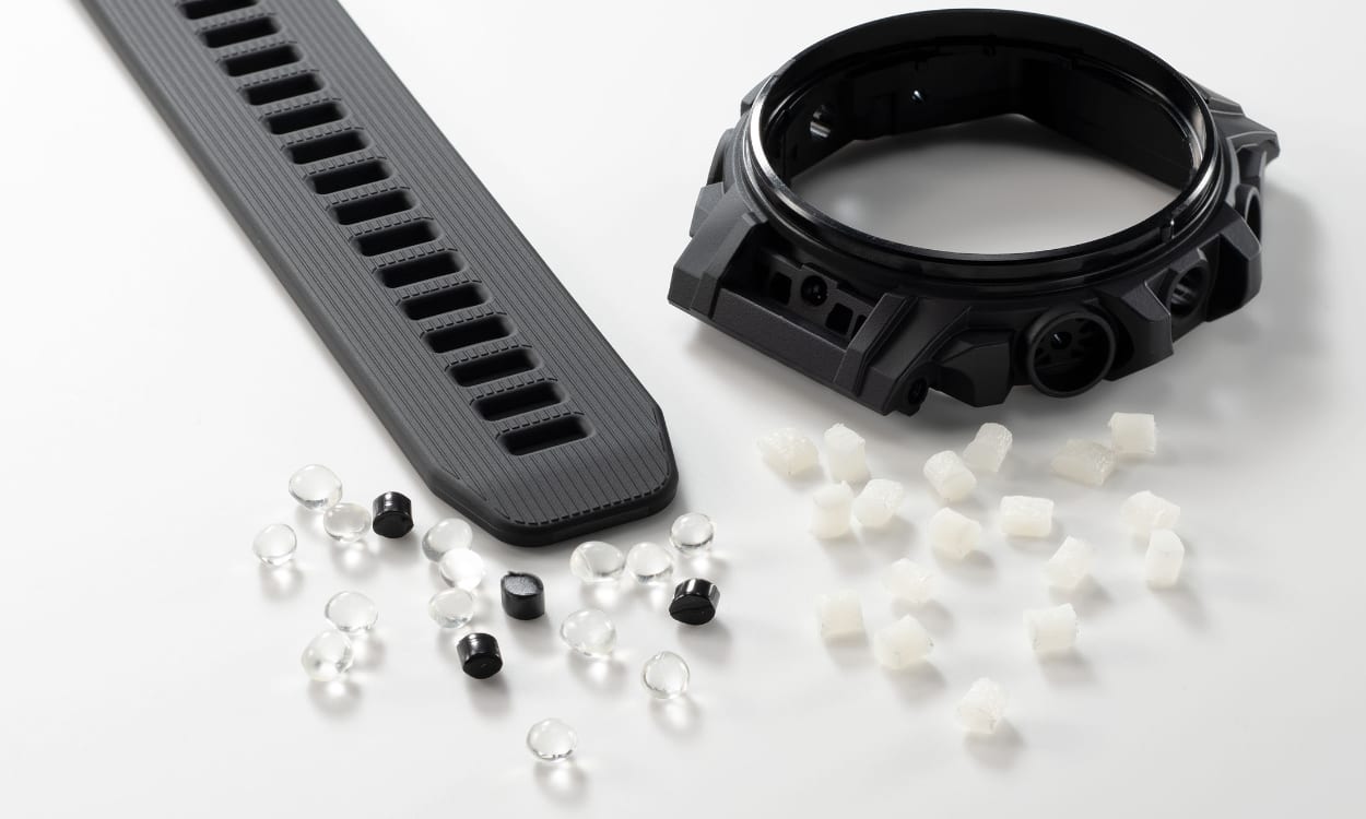 Ein schwarzes Armband mit nachhaltigem Resin und deren Einzelteilen auf weißem Untergrund. Link zur Informationsseite von nachhaltigem Resin