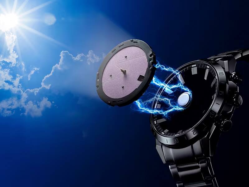 Abbildung einer schwarzen Uhr im Sonnenlicht, bei der die Verbindung von Batterie und Solarmodul durch Lichtblitze symbolisiert wird.