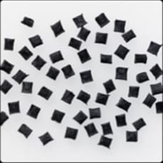 Detailansicht glasfaser-verstärkter Kunststoff-Pellets in schwarz