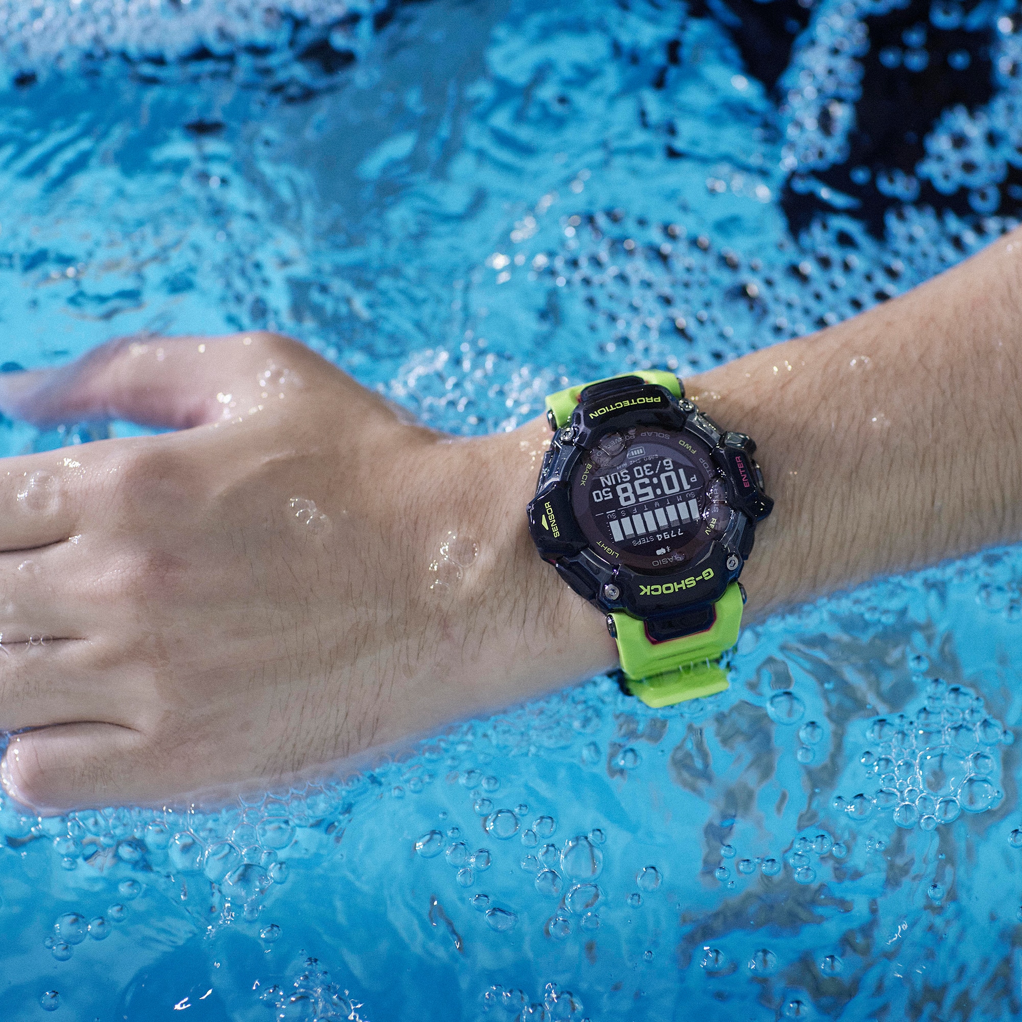 Die Casio G-Shock Multisport-Uhr GBD-H2000-1A9 an einem Handgelenk im Pool