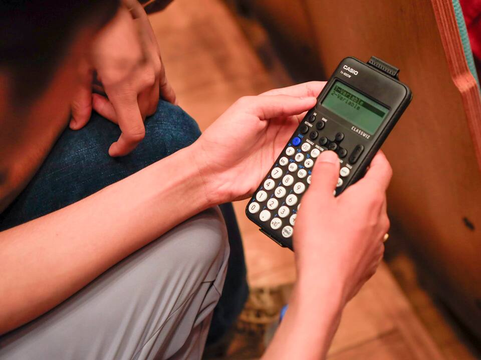 Apoie os participantes que enfrentam perguntas difíceis com uma calculadora científica!