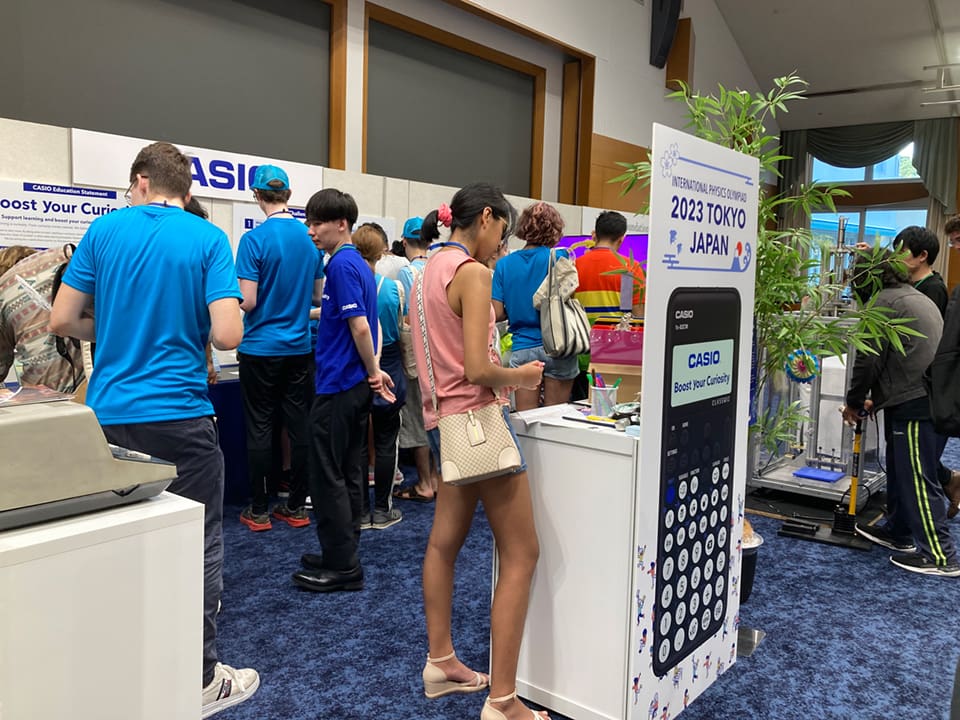 Vários participantes aproveitaram a tecnologia de calculadoras, instrumentos musicais e relógios.