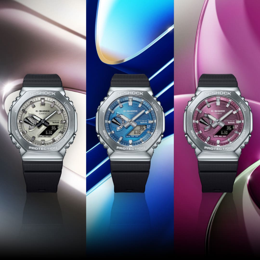 Drei Metall-Armbanduhren mit analogem Zifferblatt in grau, blau und pink