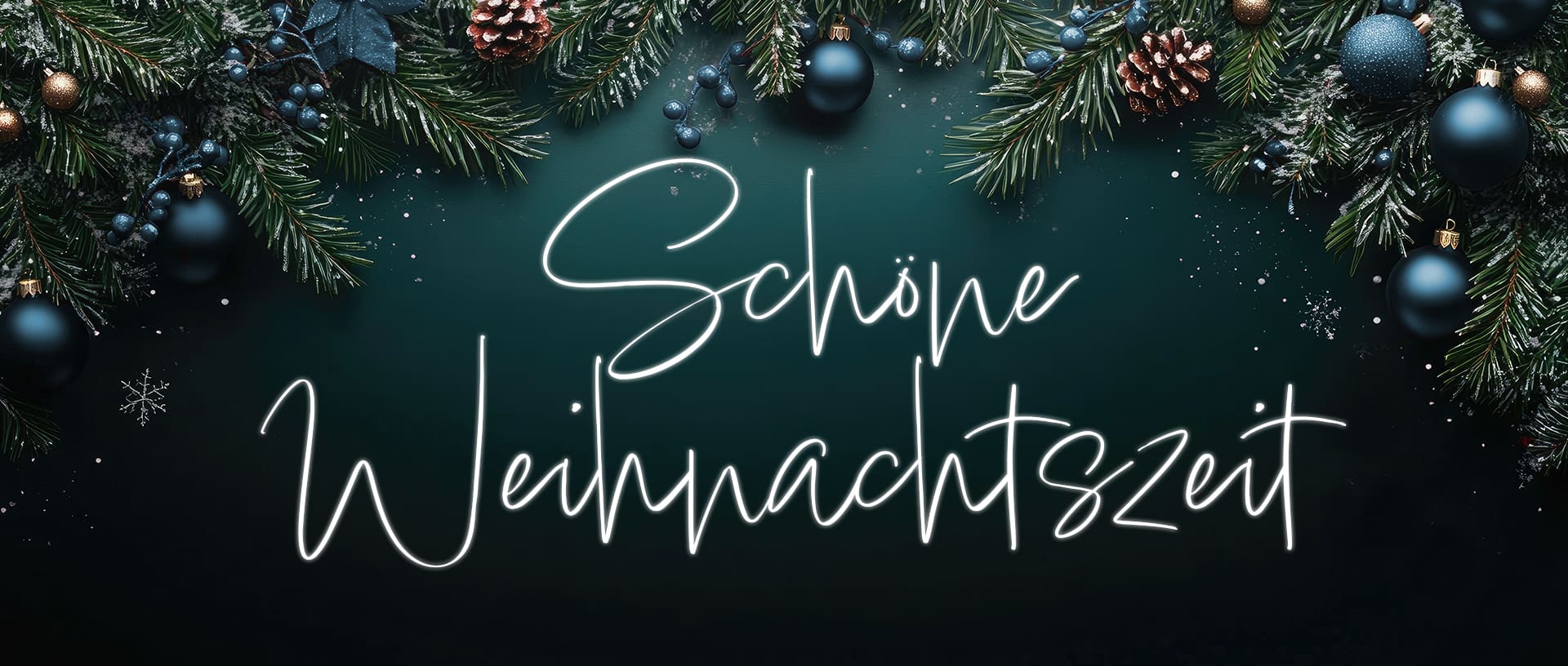 Der CASIO Adventskalender 2024: Neben Tannenzweigen und blauen Kugeln steht der Schriftzug "Schöne Weihnachtszeit"