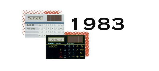 1983: Zwei rechteckige Rechner in schwarz und weiß mit kleinem Solarpanel neben der Digitalanzeige.