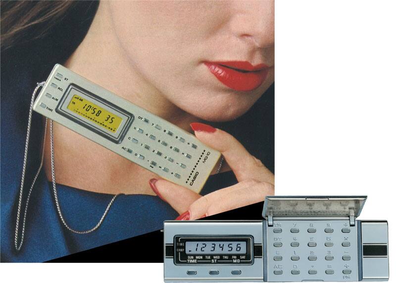 Eine Frau zeigt den grauen, schmalen CASIO Taschenrechner MQ-1 mit schmaler Anzeige auf der linken Seite und kleinen Zahlentasten auf der rechten Seite mit einer dünnen Kette um ihren Hals in die Kamera.