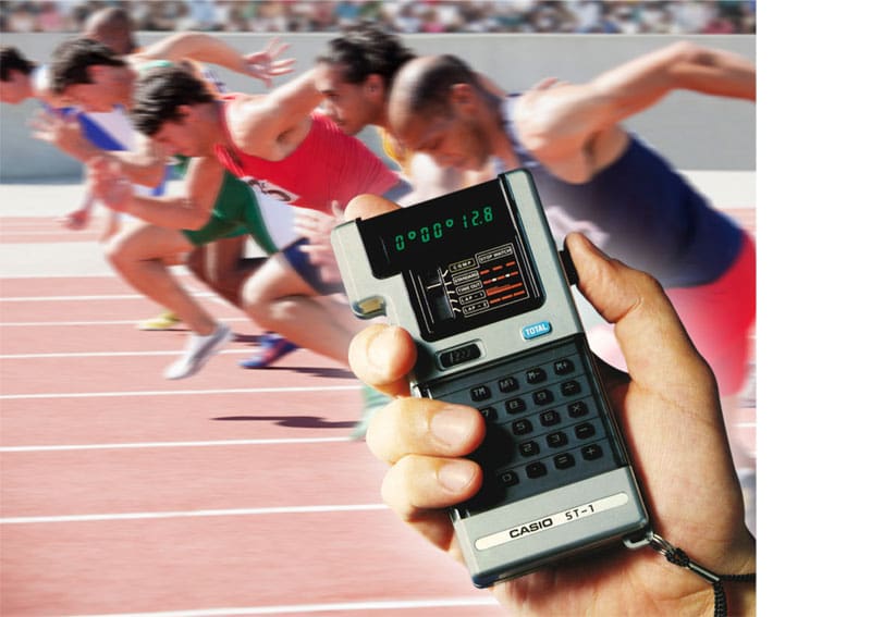 Der Taschenrechner ST-1 mit Stoppuhr vor einem Motiv mit laufenden Sportlern auf einer Tartanbahn.